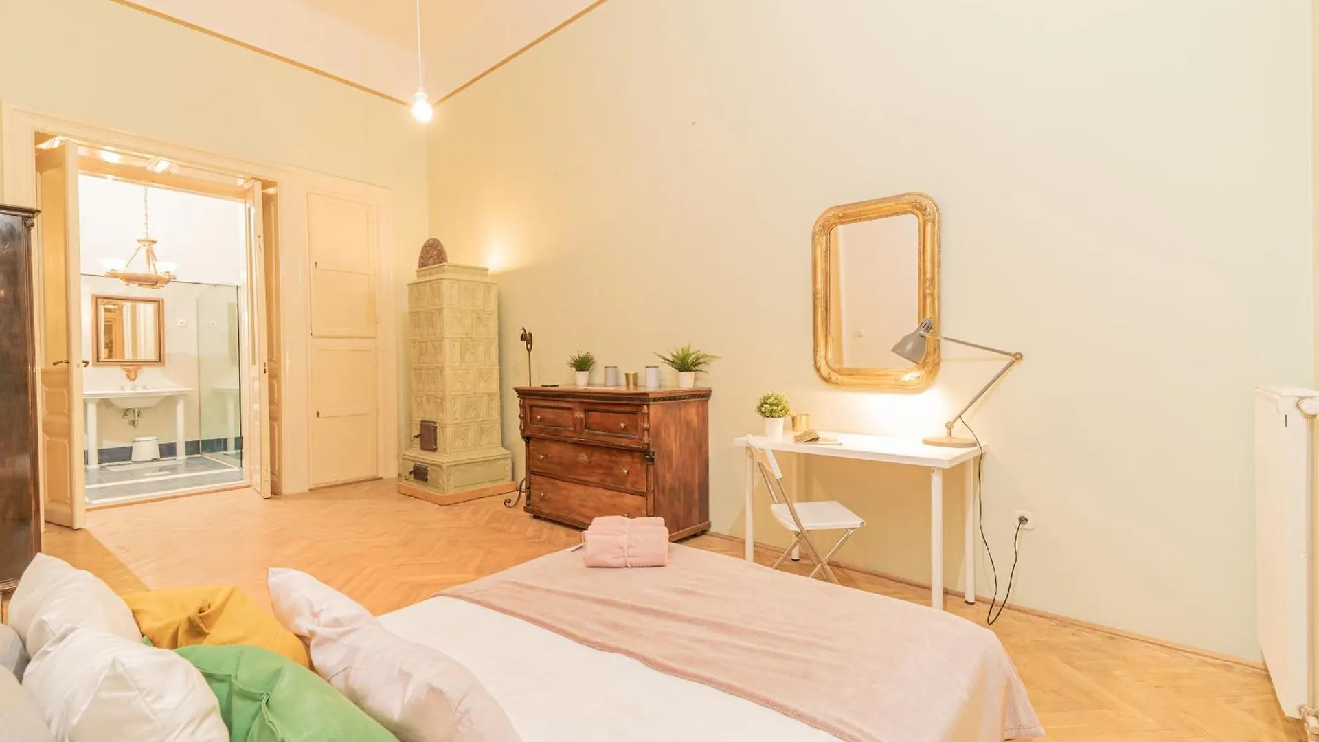 Cozy Apartment In The Heart Of Budapest, 5 Bedrooms