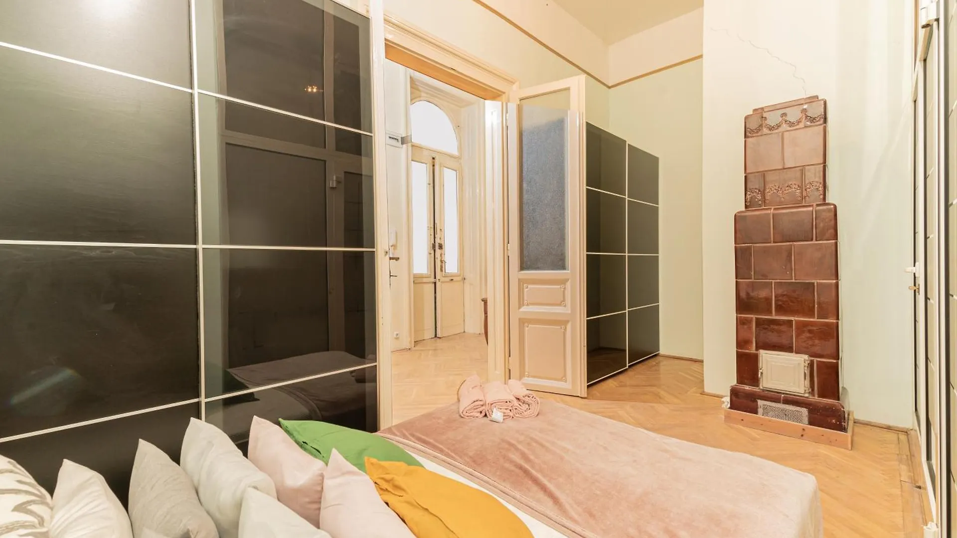 Cozy Apartment In The Heart Of Budapest, 5 Bedrooms  Budapest