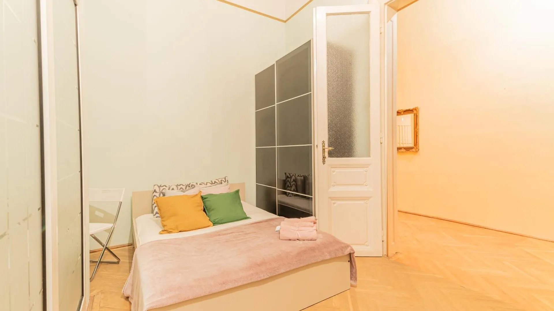Cozy Apartment In The Heart Of Budapest, 5 Bedrooms 0*, Budapest Hungary