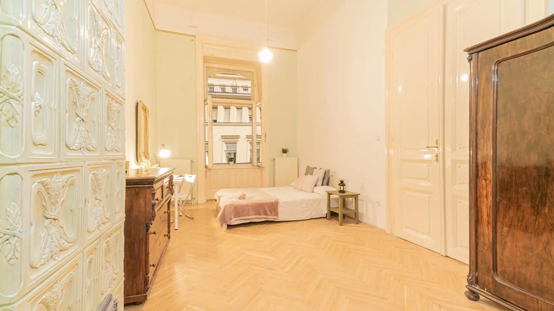 Cozy Apartment In The Heart Of Budapest, 5 Bedrooms 0*, Budapest Hungría