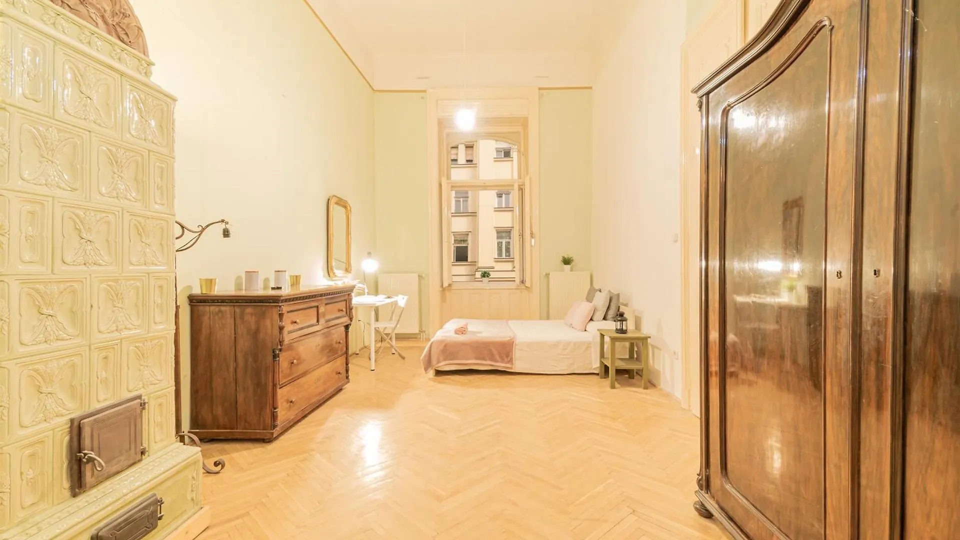 Cozy Apartment In The Heart Of Budapest, 5 Bedrooms